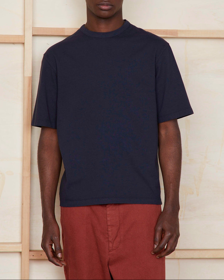 Officine Générale – T-Shirt Benny - Bleu Marine - Homme, mannequin homme portant un t-shirt bleu marine et un pantalon rouge