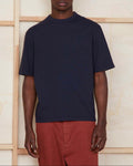 Officine Générale – T-Shirt Benny - Bleu Marine - Homme, mannequin homme portant un t-shirt bleu marine et un pantalon rouge