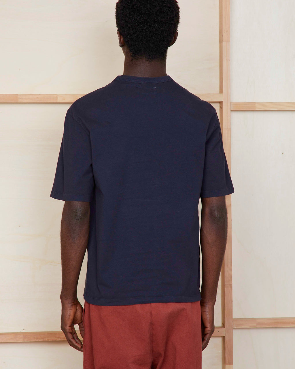 Officine Générale – T-Shirt Benny - Bleu Marine - Homme, homme de dos portant un t-shirt bleu marine et un pantalon rouge
