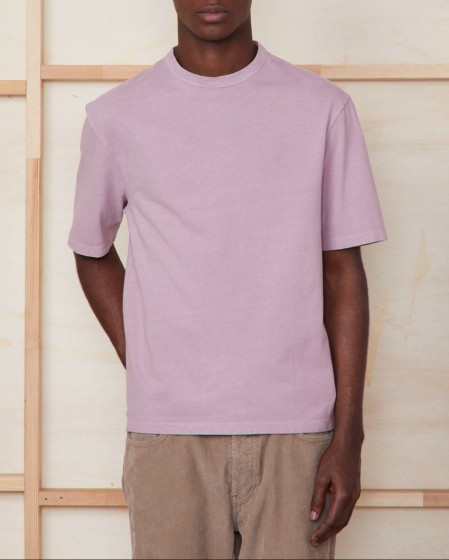 Officine Générale – T-Shirt Benny - Baie - Homme, t-shirt violet en coton porté par un mannequin homme, vue de face
