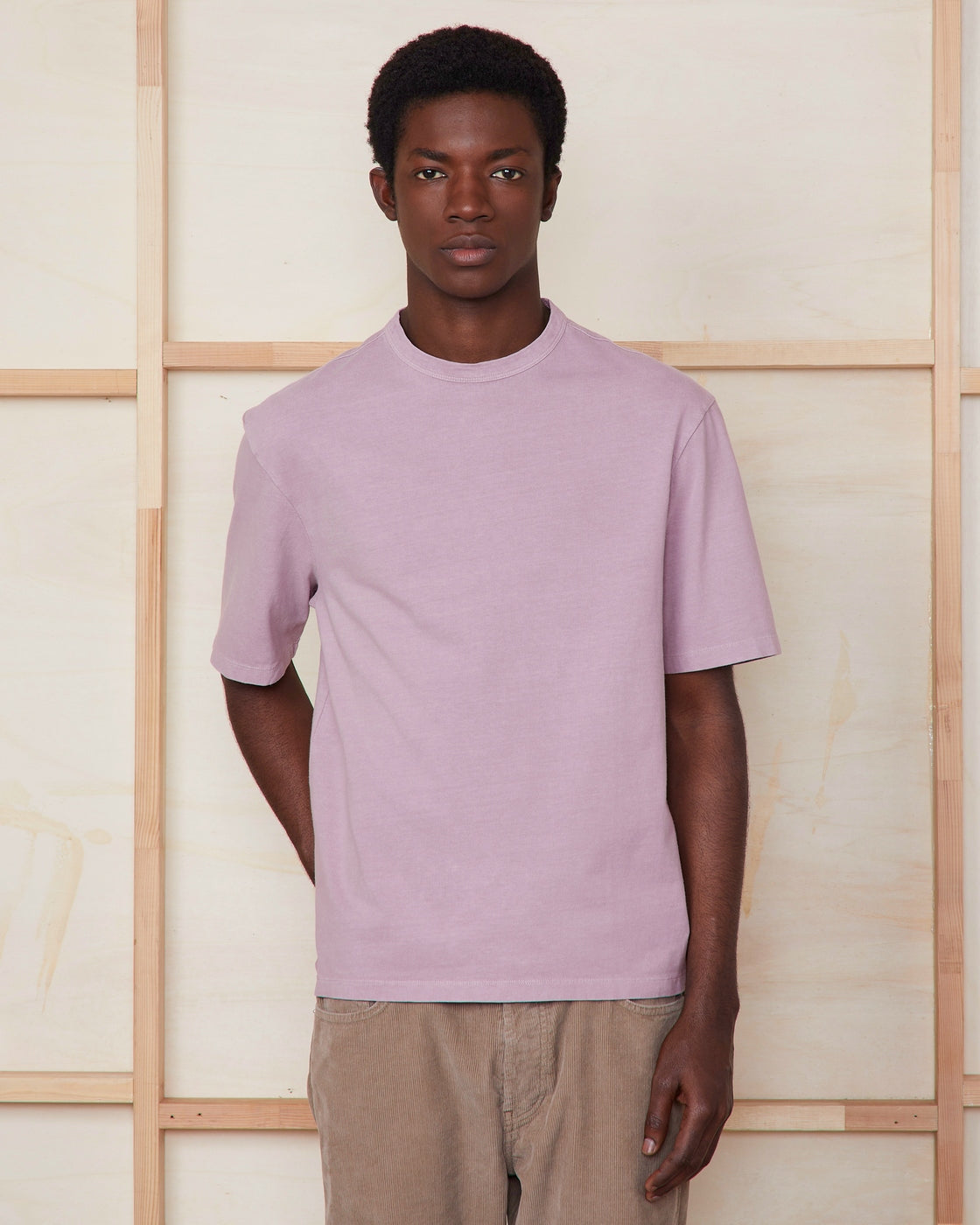 Officine Générale – T-Shirt Benny - Baie - Homme, t-shirt violet en coton porté par un mannequin homme, vue de face