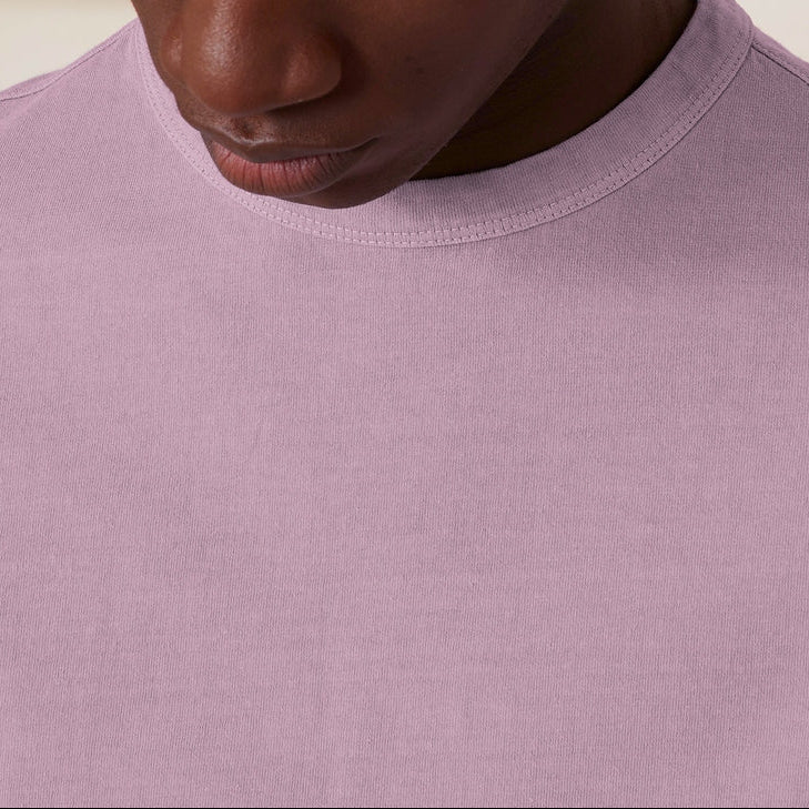 Officine Générale – T-Shirt Benny - Baie - Homme, mannequin homme portant un t-shirt uni violet, vue de face