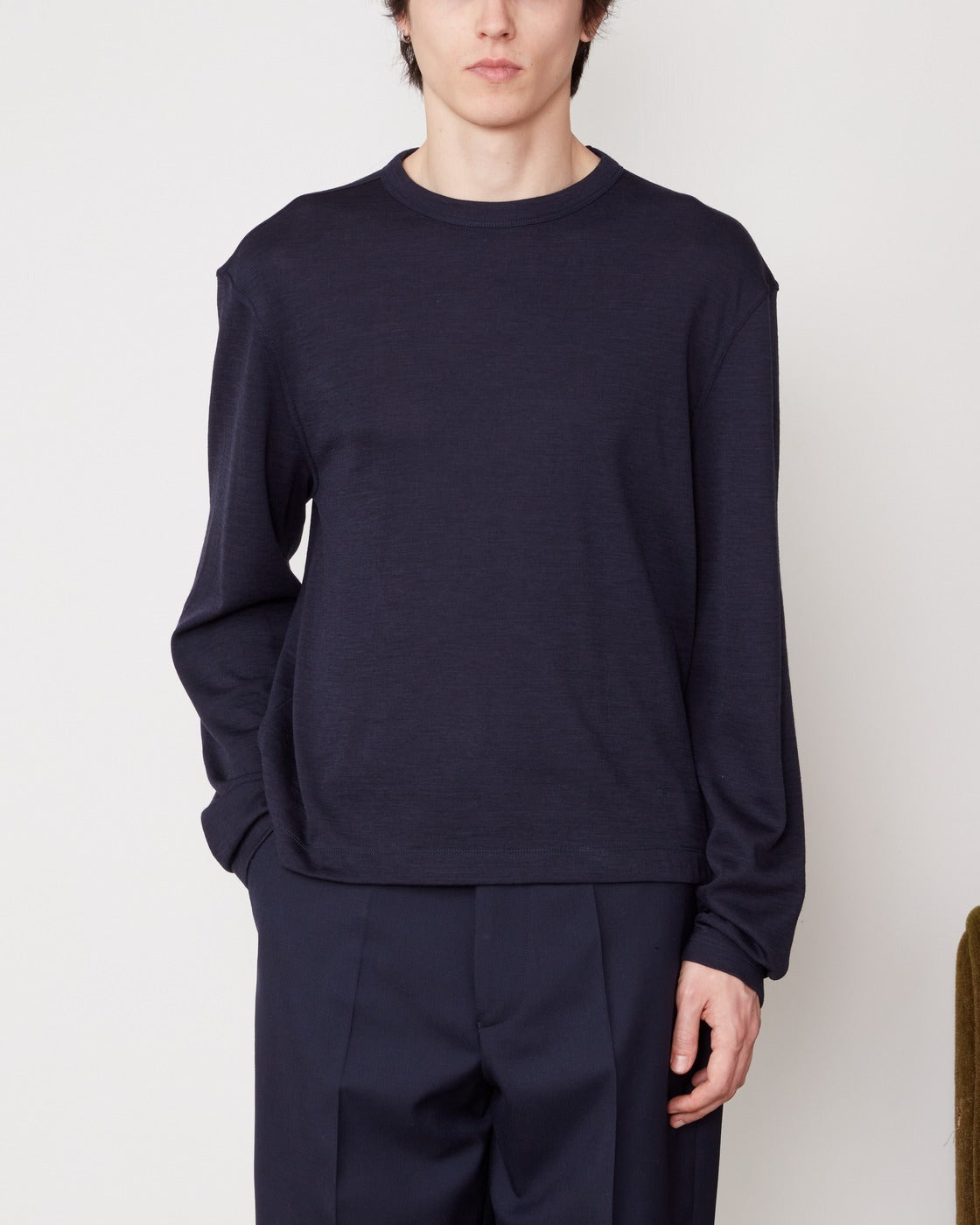 Officine Générale – T-Shirt Benny Manches Longues - Bleu Marine - Homme, mannequin portant un t-shirt à manches longues bleu marine, vue de face