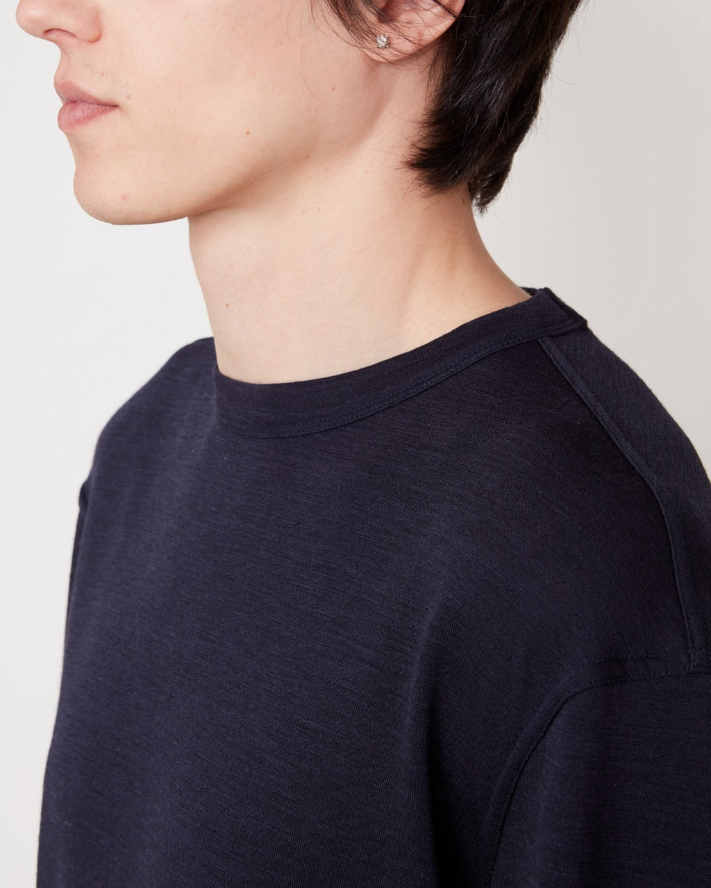 Officine Générale – T-Shirt Benny Manches Longues - Bleu Marine - Homme, mannequin portant un t-shirt bleu marine en coton, vue de profil
