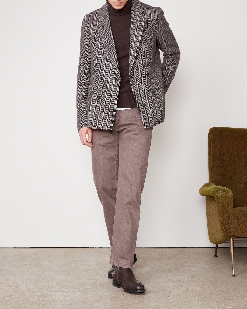 Officine Générale – Veste Leon - Café Foncé/Beige - Homme, mannequin portant un blazer gris, un pull marron et un pantalon marron