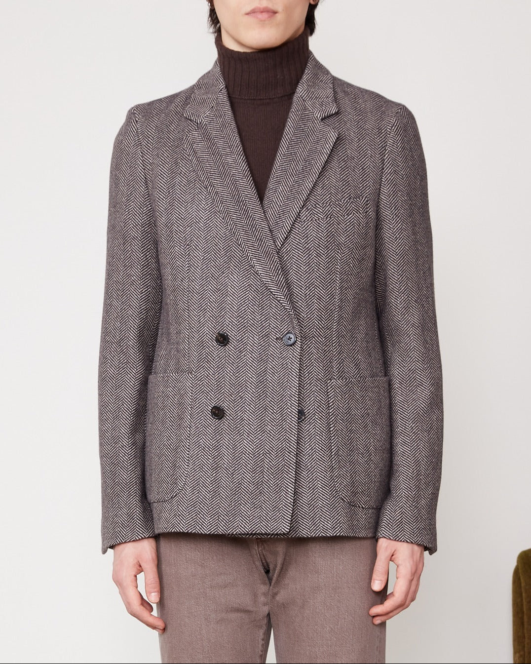 Officine Générale – Veste Leon - Café Foncé/Beige - Homme, veste de costume marron à chevrons portée par un homme de face