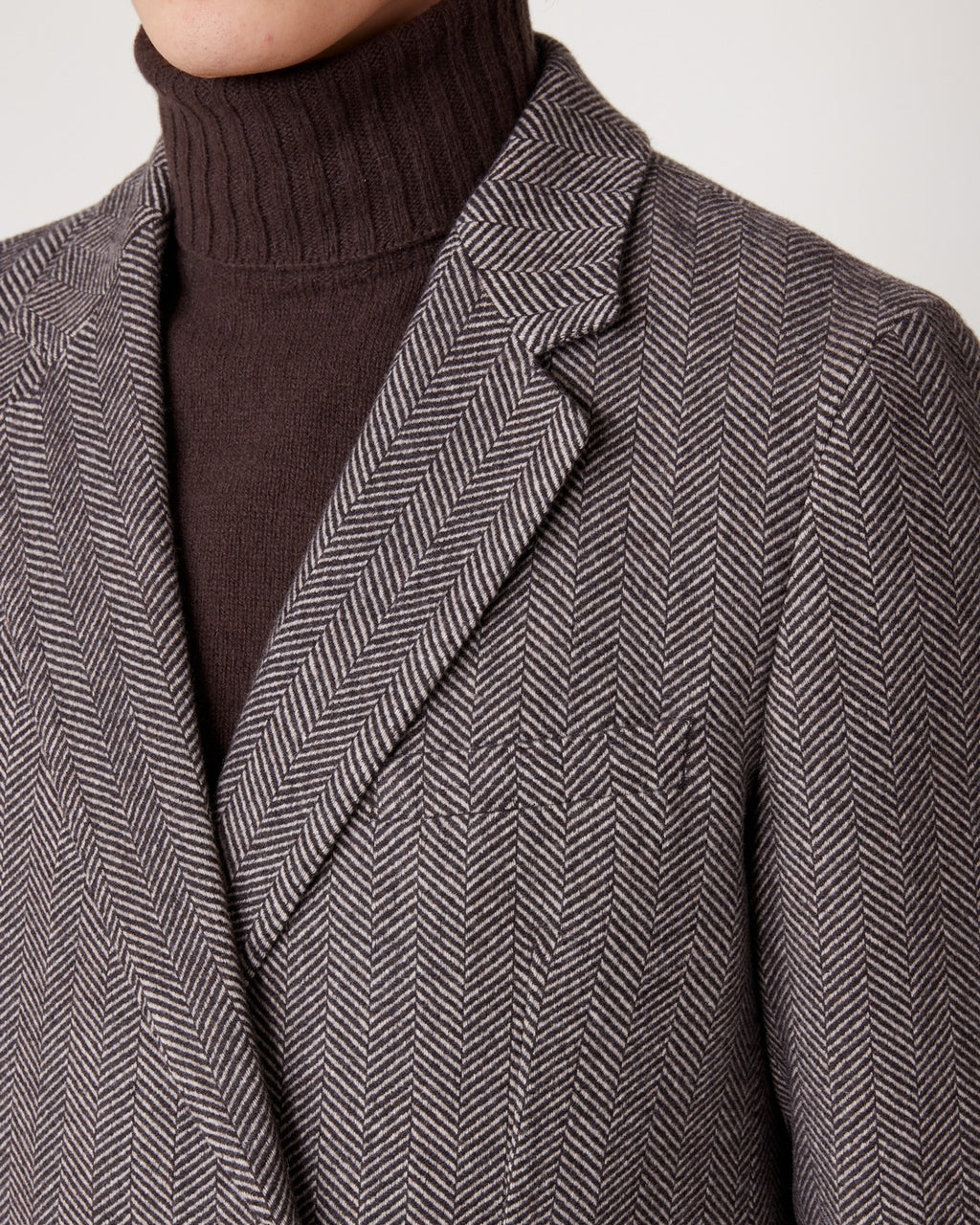 Officine Générale – Veste Leon - Café Foncé/Beige - Homme, veste en tweed à chevrons gris et blanc, portée sur un col roulé marron