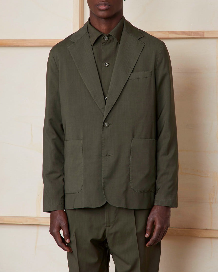 Officine Générale – Veste Keanu - Olive Nuit - Homme, mannequin homme portant un ensemble vert kaki, vue de face