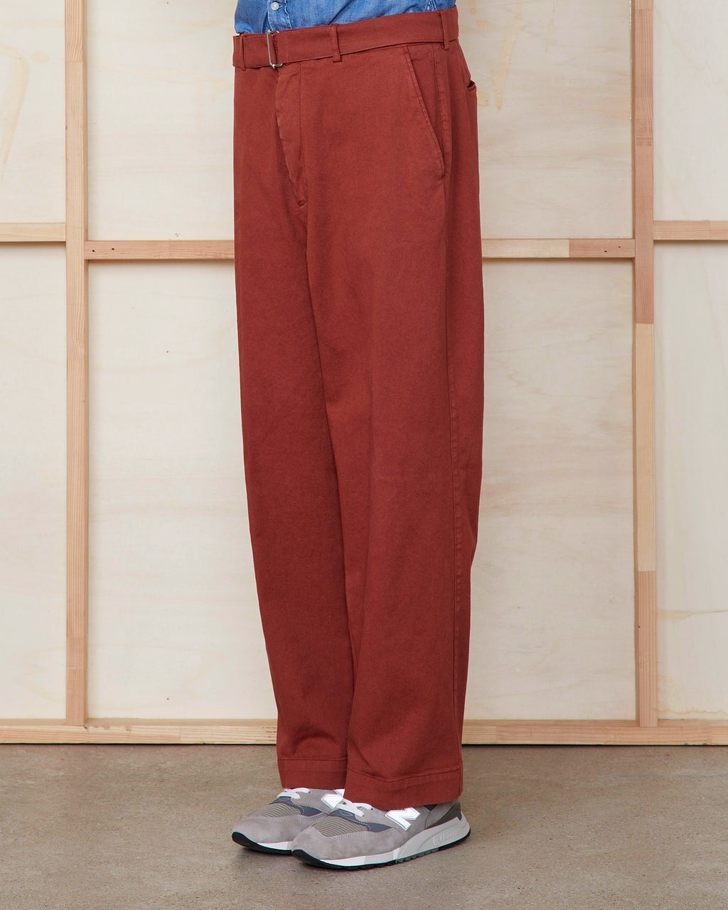 Officine Générale – Pantalon Grant - Rouge Érable - Homme, pantalon rouge brique porté par un mannequin, vue de profil