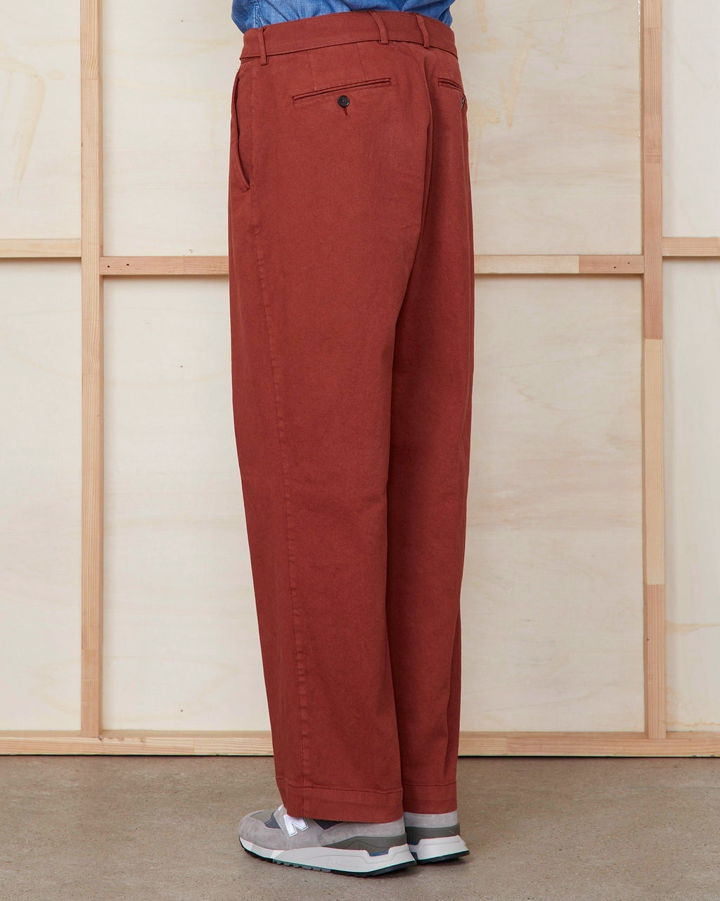Officine Générale – Pantalon Grant - Rouge Érable - Homme, pantalon large en coton rouille porté de profil par un homme
