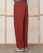 Officine Générale – Pantalon Grant - Rouge Érable - Homme, pantalon large en coton rouille porté de profil par un homme