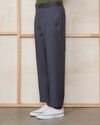 Officine Générale – Pantalon Hoche - Gris Moyen - Homme, pantalon gris foncé porté par un mannequin, vue de profil