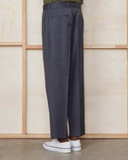 Officine Générale – Pantalon Hoche - Gris Moyen - Homme, pantalon gris foncé porté par un mannequin, vue de profil