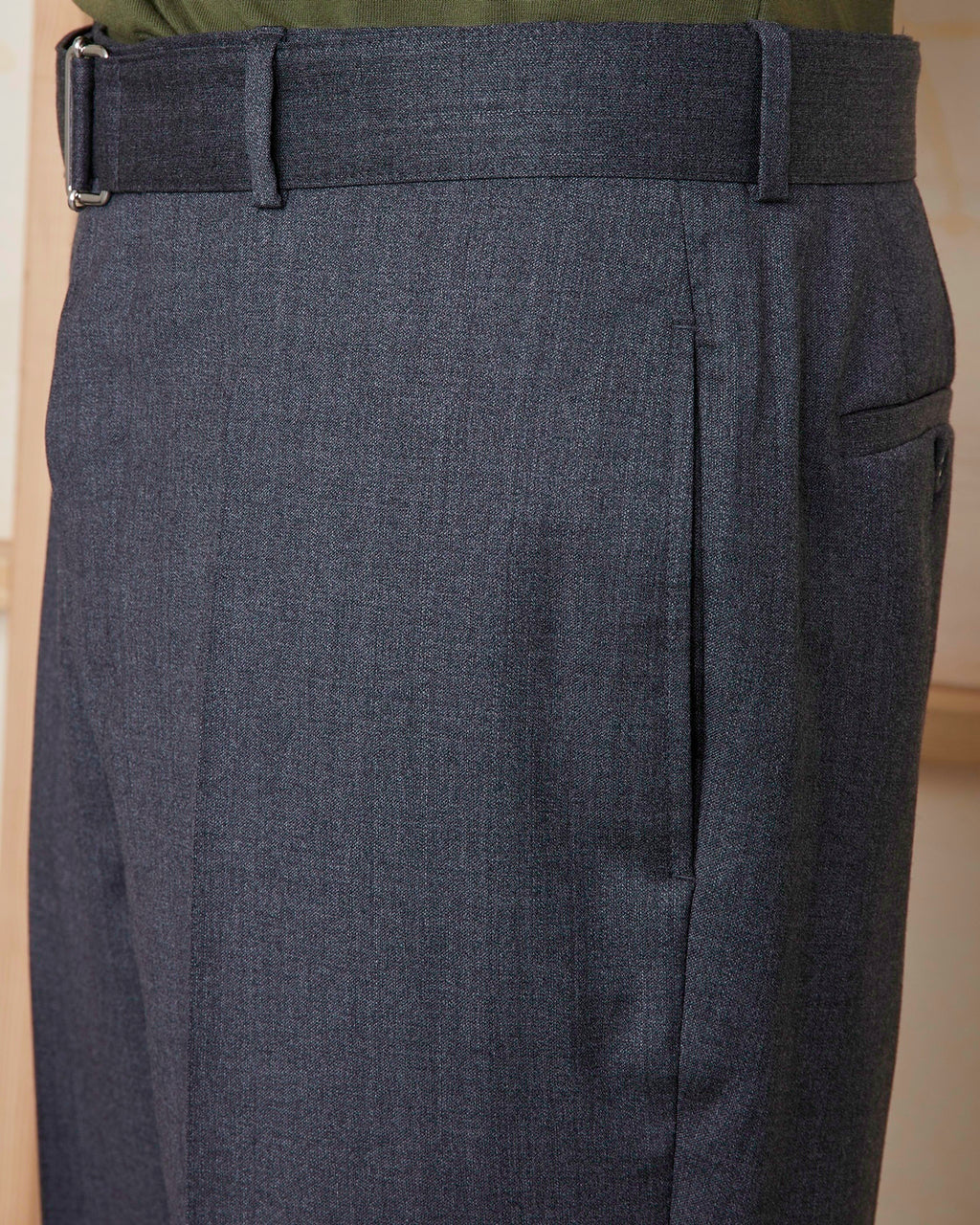 Officine Générale – Pantalon Hoche - Gris Moyen - Homme, gros plan sur le côté d'un pantalon gris foncé en tissu texturé