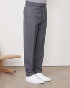 Officine Générale – Pantalon Hoche - Gris Moyen - Homme, pantalon gris porté par un homme, vue de profil, avec des baskets blanches
