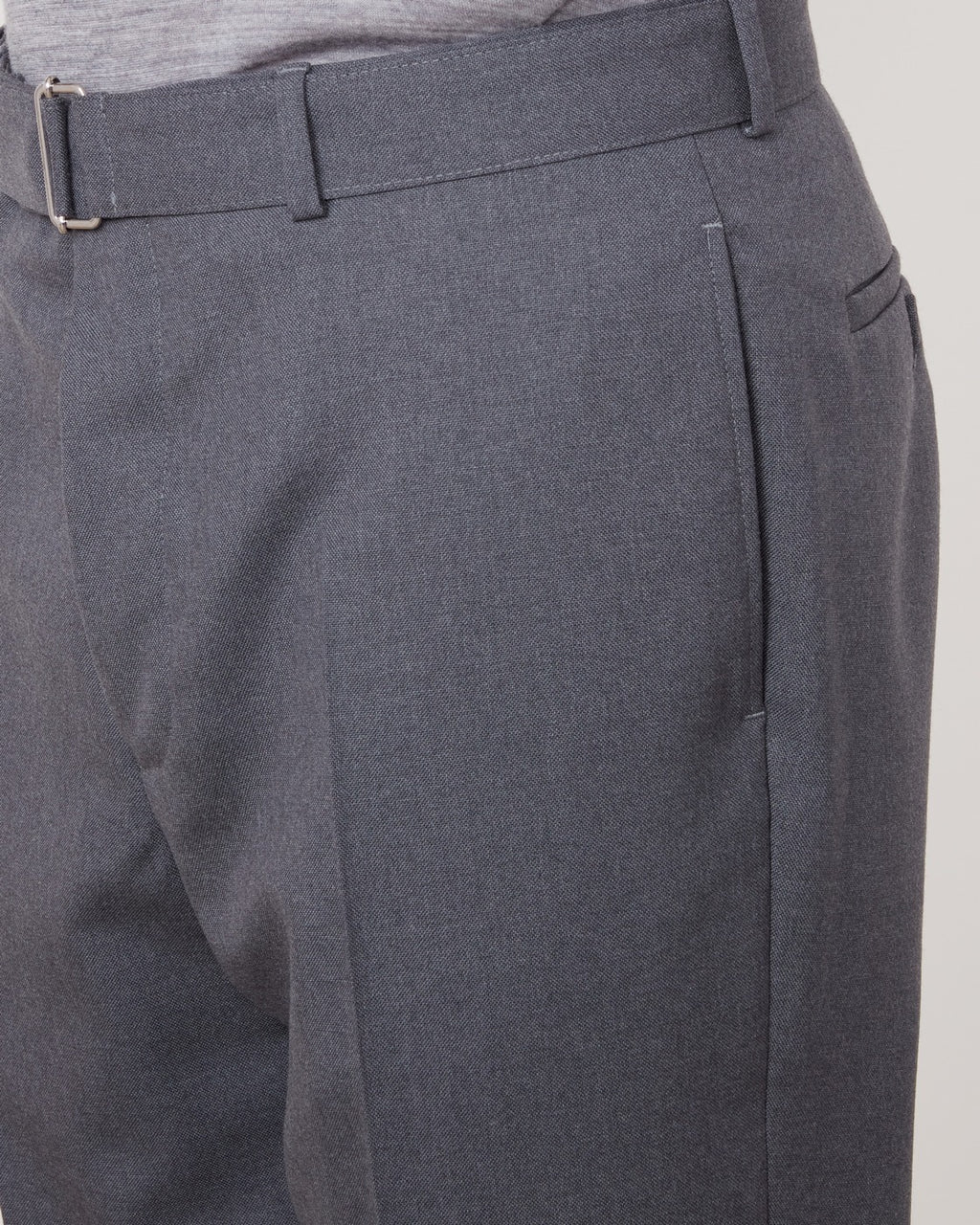 Officine Générale – Pantalon Hoche - Gris Moyen - Homme, gros plan sur le côté d'un pantalon gris en tissu texturé