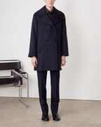 Officine Générale – Manteau Helene - Bleu Marine - Femme, manteau bleu marine porté par un mannequin, vue de face