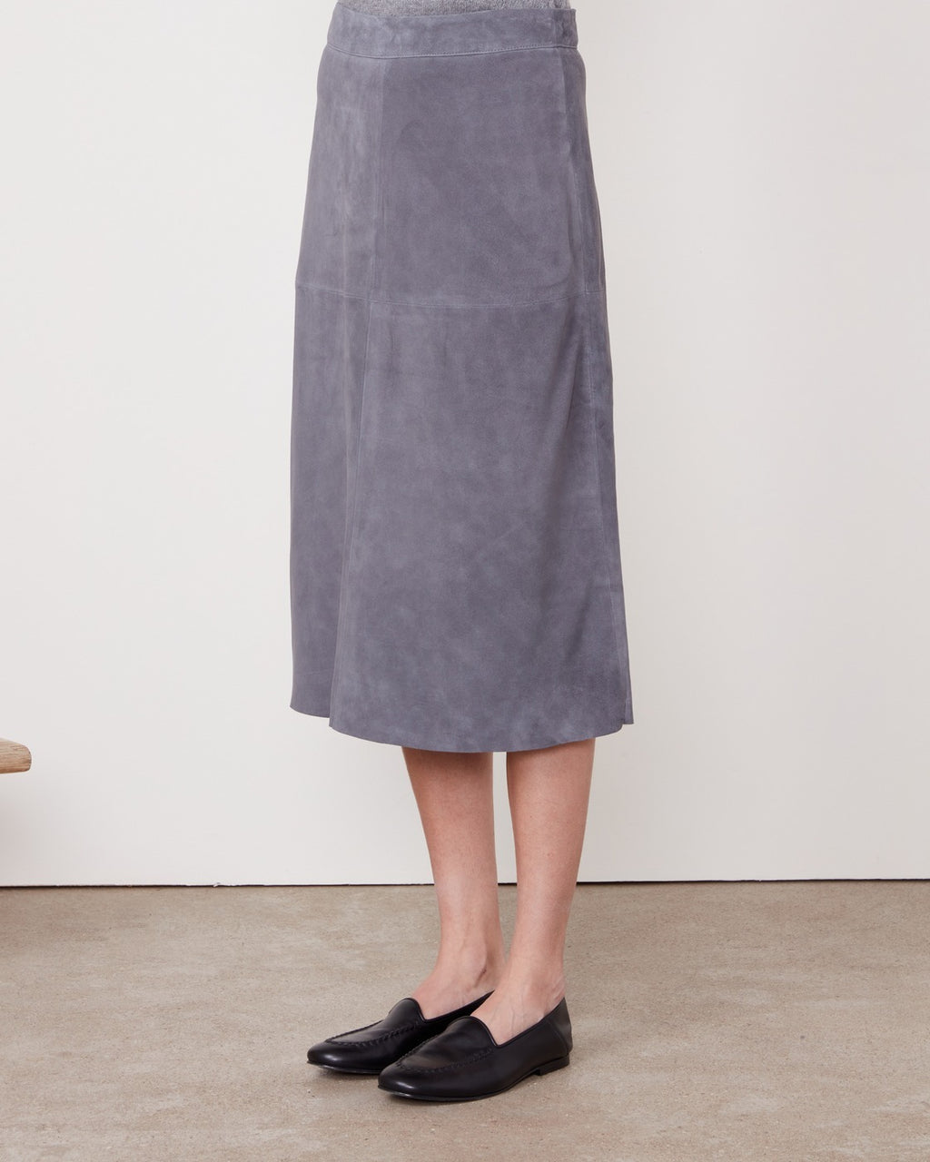 Officine Générale – Jupe Octavia - Gris Moyen - Femme, jupe midi en daim gris portée par un mannequin, vue de profil