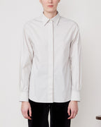 Officine Générale – Chemise Faye - Pierre - Femme, mannequin portant une chemise blanche à manches longues, vue de face