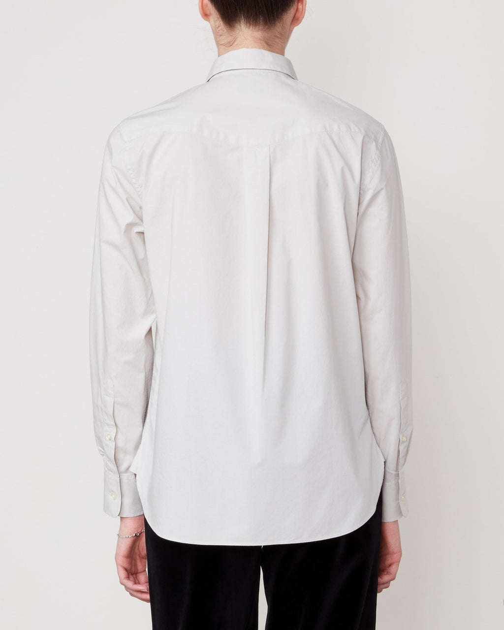Officine Générale – Chemise Faye - Pierre - Femme, chemise beige portée de dos par un mannequin, sur fond blanc