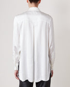 Officine Générale – Chemise Elzi - Écru - Femme, chemise blanche en satin portée de dos par un mannequin