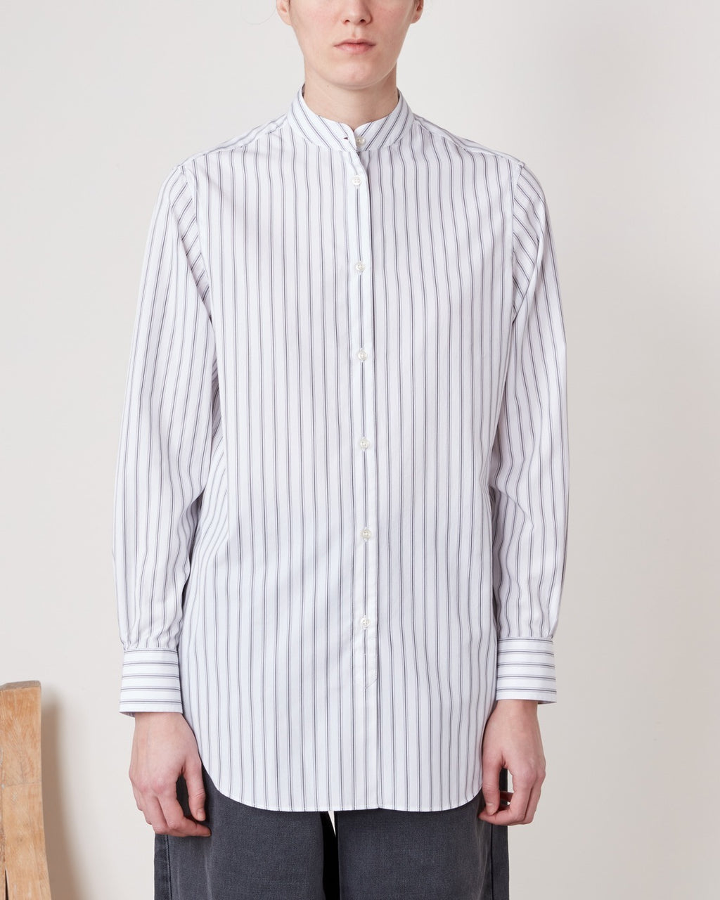 Officine Générale – Chemise Amelia - Blanc/Noir - Femme, mannequin portant une chemise blanche à rayures grises, vue de face