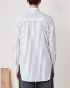 Officine Générale – Chemise Amelia - Blanc/Noir - Femme, mannequin de dos portant une chemise blanche à rayures grises