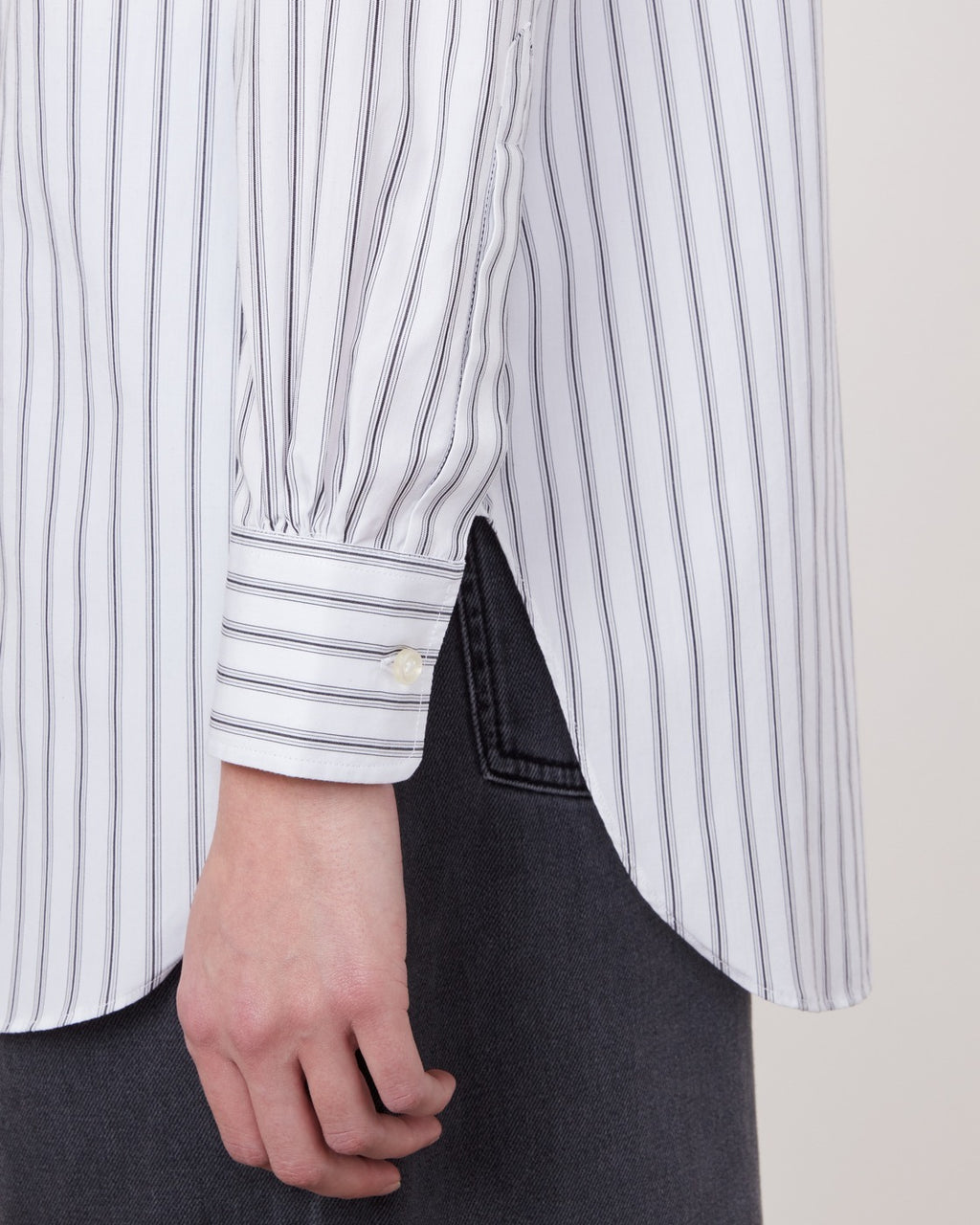 Officine Générale – Chemise Amelia - Blanc/Noir - Femme, mannequin portant une chemise blanche à rayures noires, vue de côté