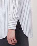 Officine Générale – Chemise Amelia - Blanc/Noir - Femme, mannequin portant une chemise blanche à rayures noires, vue de côté