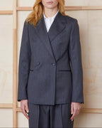 Officine Générale – Veste Melania - Gris Moyen/Noir - Femme, mannequin femme blonde portant un blazer gris à fines rayures de face