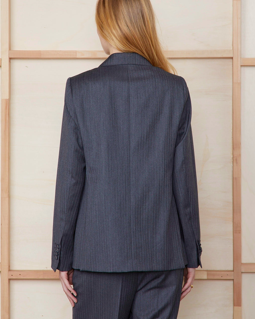 Officine Générale – Veste Melania - Gris Moyen/Noir - Femme, mannequin de dos portant un blazer gris <br/> <br/>
