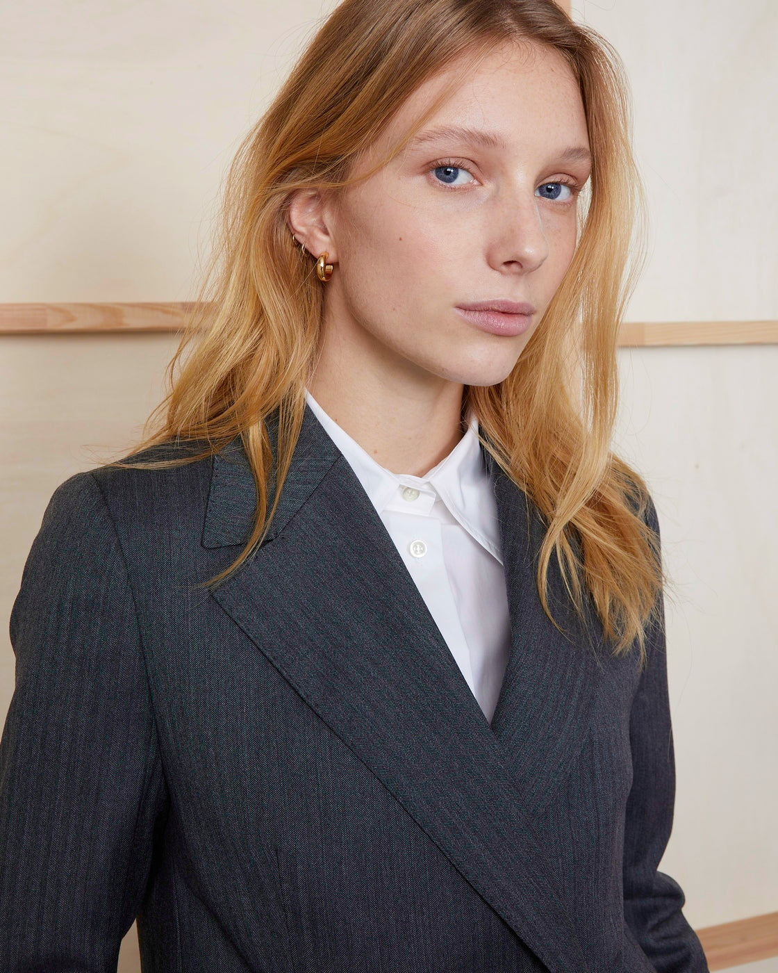 Officine Générale – Veste Melania - Gris Moyen/Noir - Femme, mannequin blonde portant une veste de costume grise et une chemise blanche