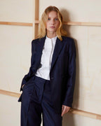Officine Générale – Veste Mathilde - Bleu Marine - Femme, mannequin femme blonde, blazer et pantalon bleu marine, chemise blanche