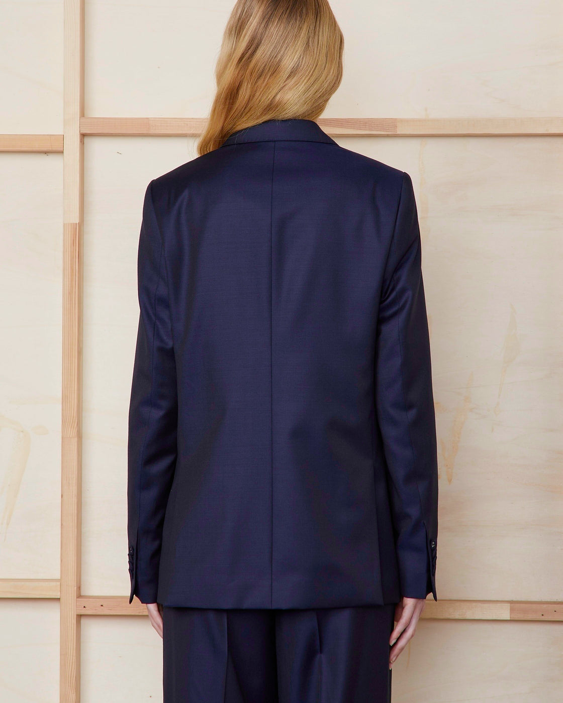 Officine Générale – Veste Mathilde - Bleu Marine - Femme, mannequin de dos portant un blazer bleu marine et un pantalon assorti