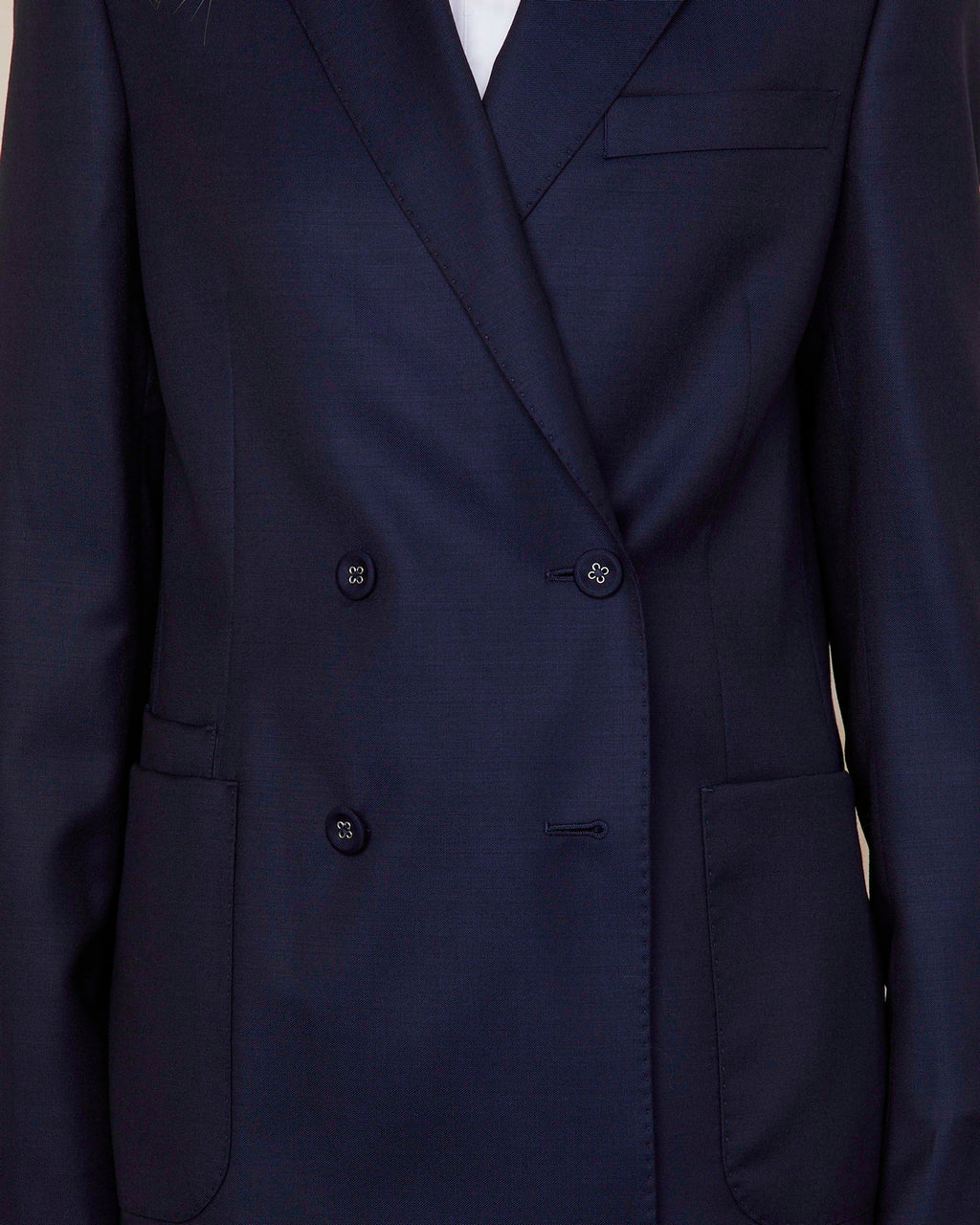 Officine Générale – Veste Mathilde - Bleu Marine - Femme, veste de costume bleu marine portée par un mannequin, vue de face