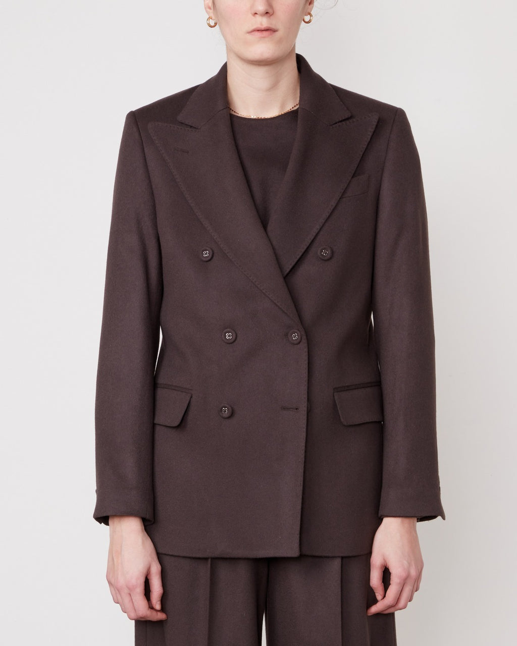 Officine Générale – Veste Sandra - Café Foncé - Femme, blazer marron foncé porté par un mannequin, vue de face