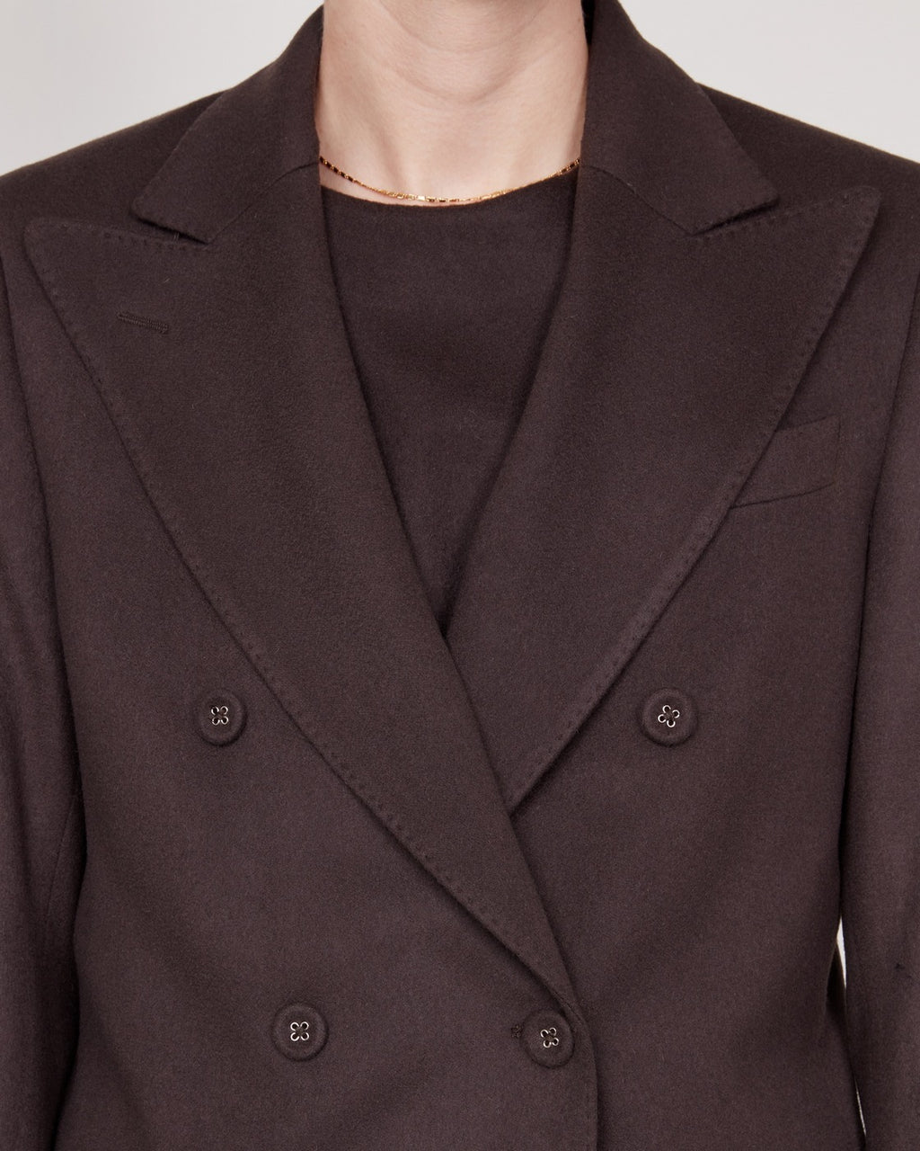 Officine Générale – Veste Sandra - Café Foncé - Femme, blazer marron foncé porté par un mannequin, vue de face