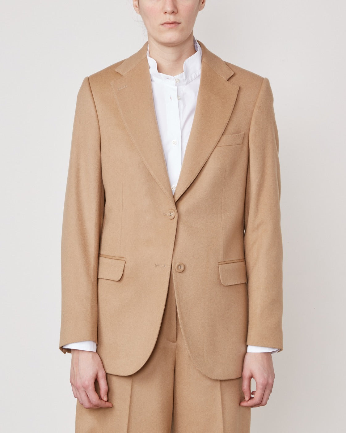 Officine Générale – Veste Giovanni - Sépia - Femme, mannequin portant un blazer beige en laine, vue de face
