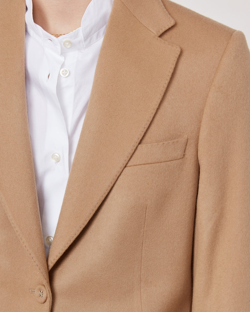 Officine Générale – Veste Giovanni - Sépia - Femme, détail d'un blazer beige en laine porté sur une chemise blanche