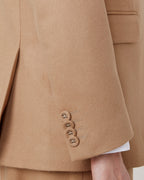 Officine Générale – Veste Giovanni - Sépia - Femme, gros plan sur la manche d'une veste en laine camel avec des boutons