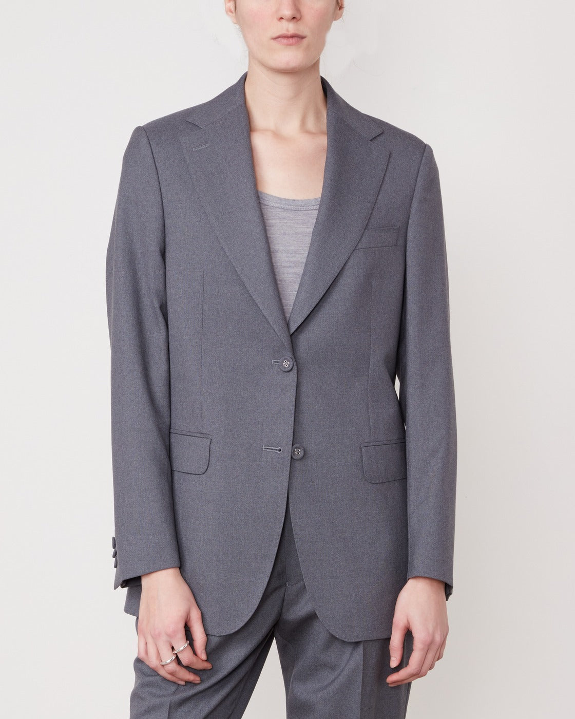 Officine Générale – Veste Giovanni - Gris Moyen - Femme, blazer gris en laine, porté par un mannequin, vue de face
