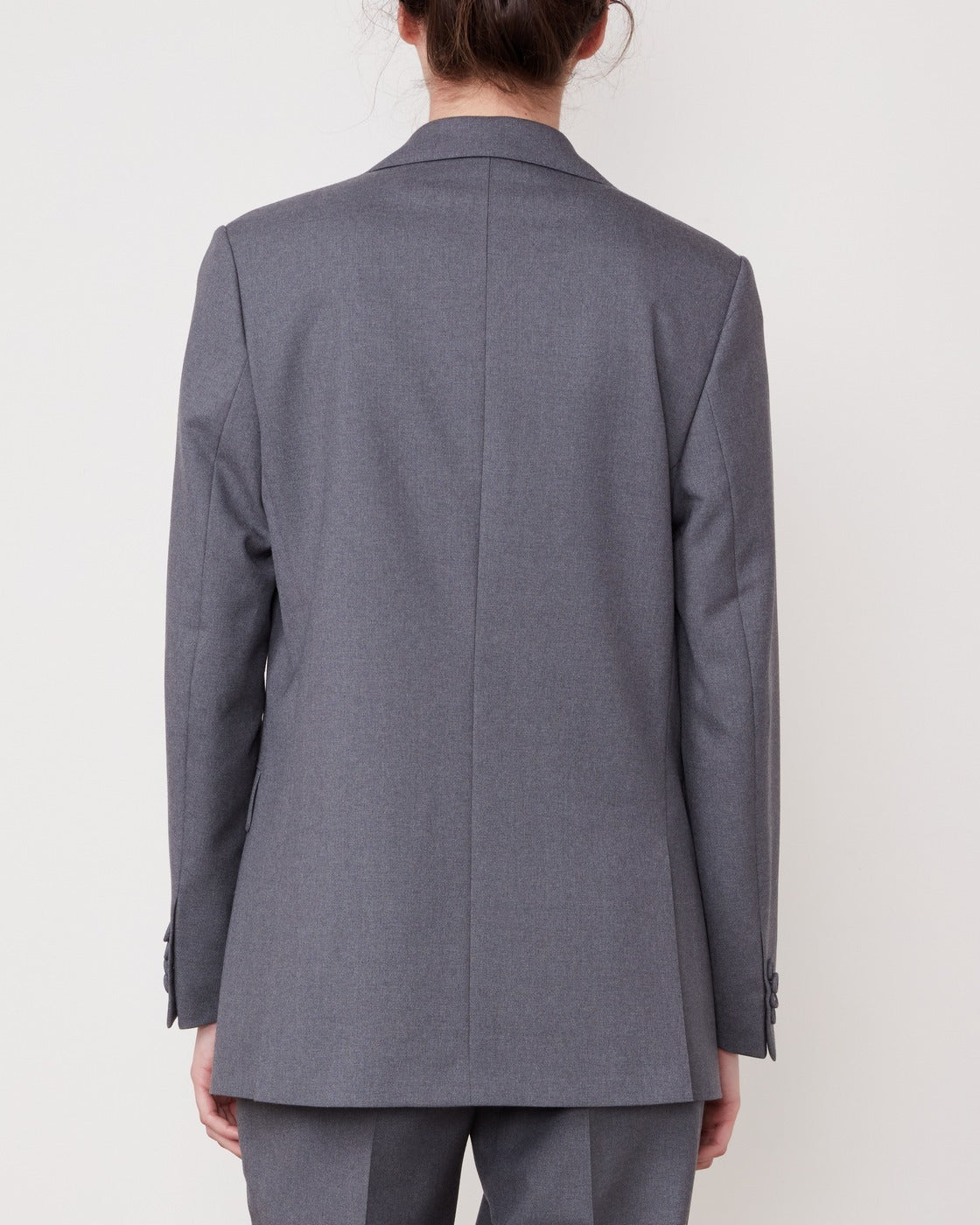 Officine Générale – Veste Giovanni - Gris Moyen - Femme, veste de costume grise portée de dos par un mannequin