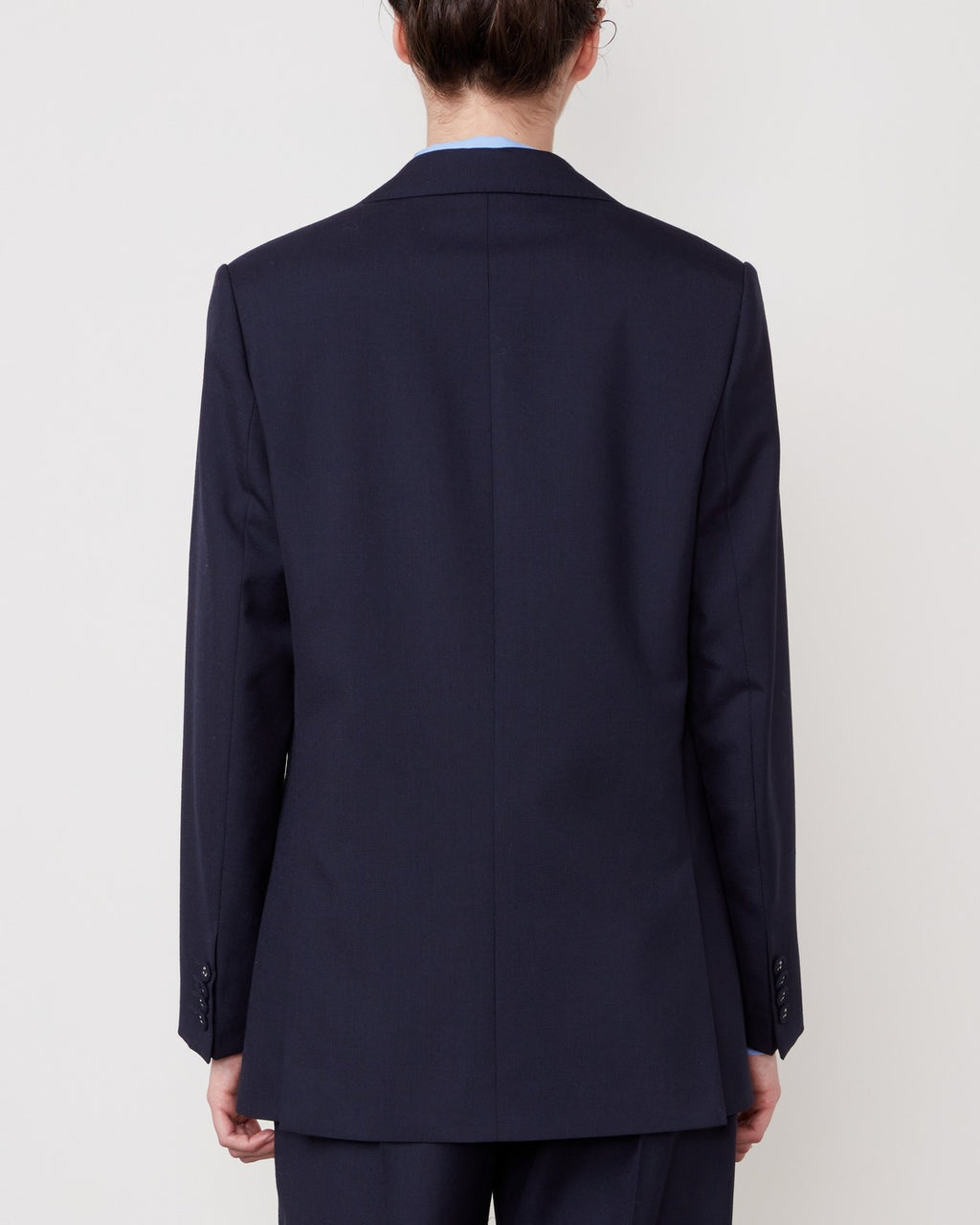 Officine Générale – Veste Giovanni - Bleu Marine - Femme, mannequin de dos portant un blazer bleu marine sur fond blanc