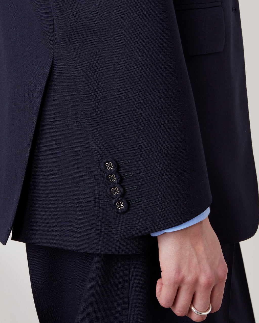 Officine Générale – Veste Giovanni - Bleu Marine - Femme, manche de blazer bleu marine avec boutons, porté par un mannequin