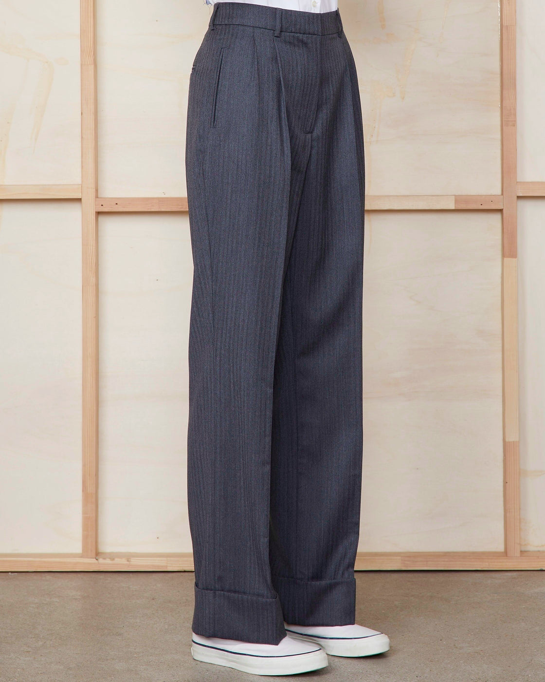 Officine Générale – Pantalon Willow - Gris Moyen/Noir - Femme, pantalon gris foncé à rayures fines, porté par un mannequin de profil