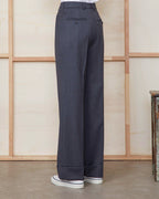 Officine Générale – Pantalon Willow - Gris Moyen/Noir - Femme, pantalon gris à rayures fines porté de dos avec des baskets