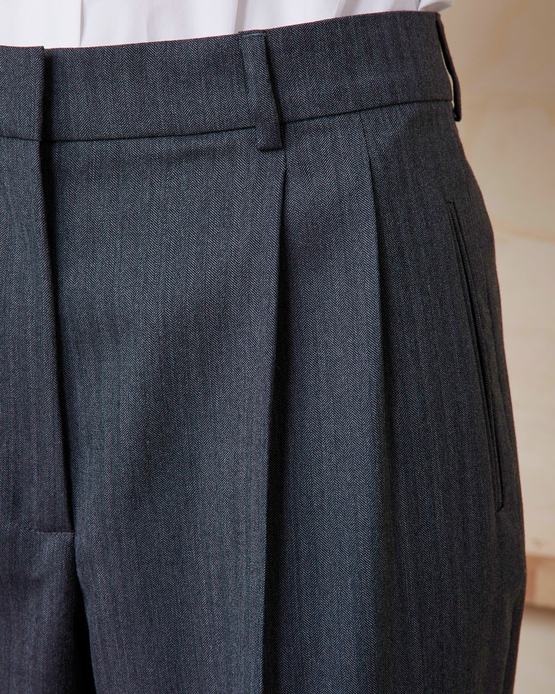 Officine Générale – Pantalon Willow - Gris Moyen/Noir - Femme, gros plan sur le haut d'un pantalon gris foncé plissé