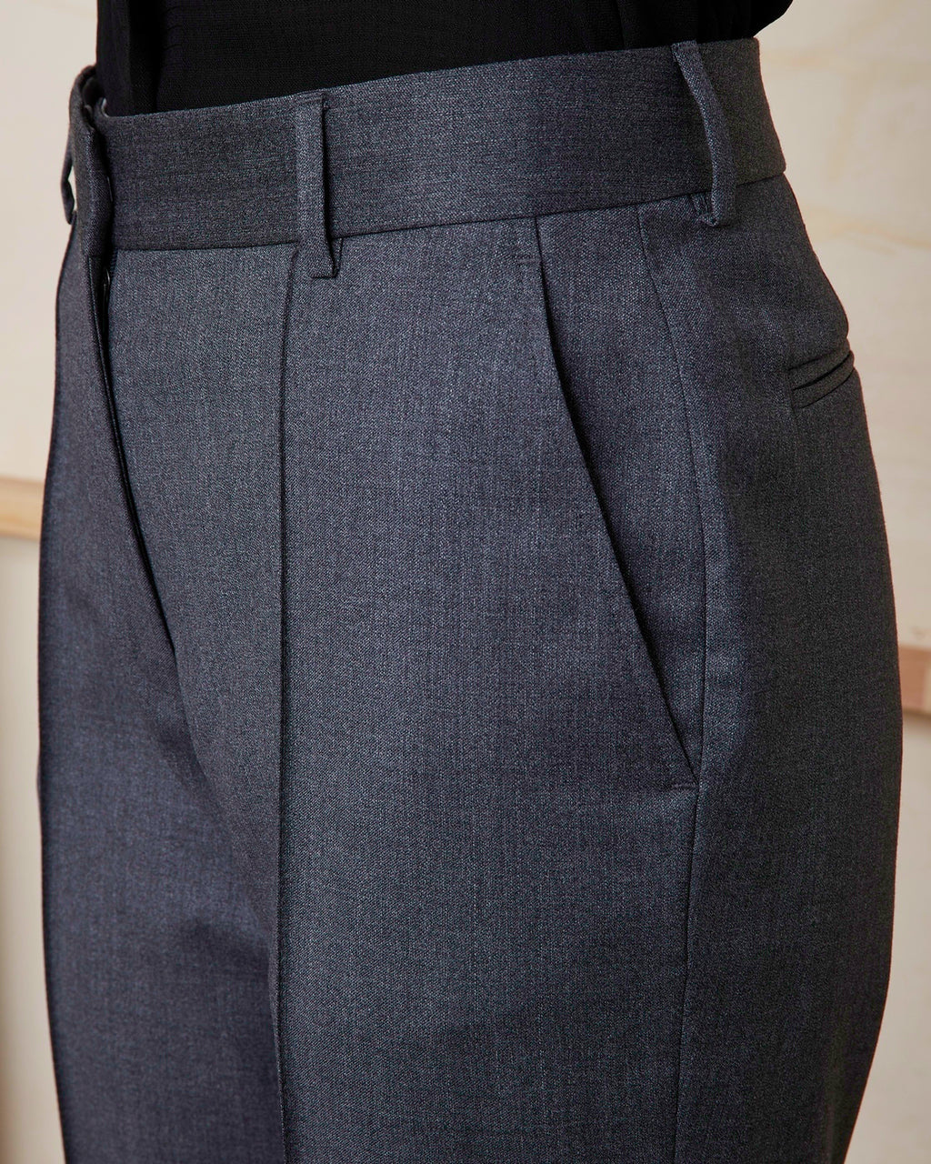 Officine Générale – Pantalon Roxane - Gris Moyen - Femme, détail d'un pantalon gris foncé avec une poche latérale