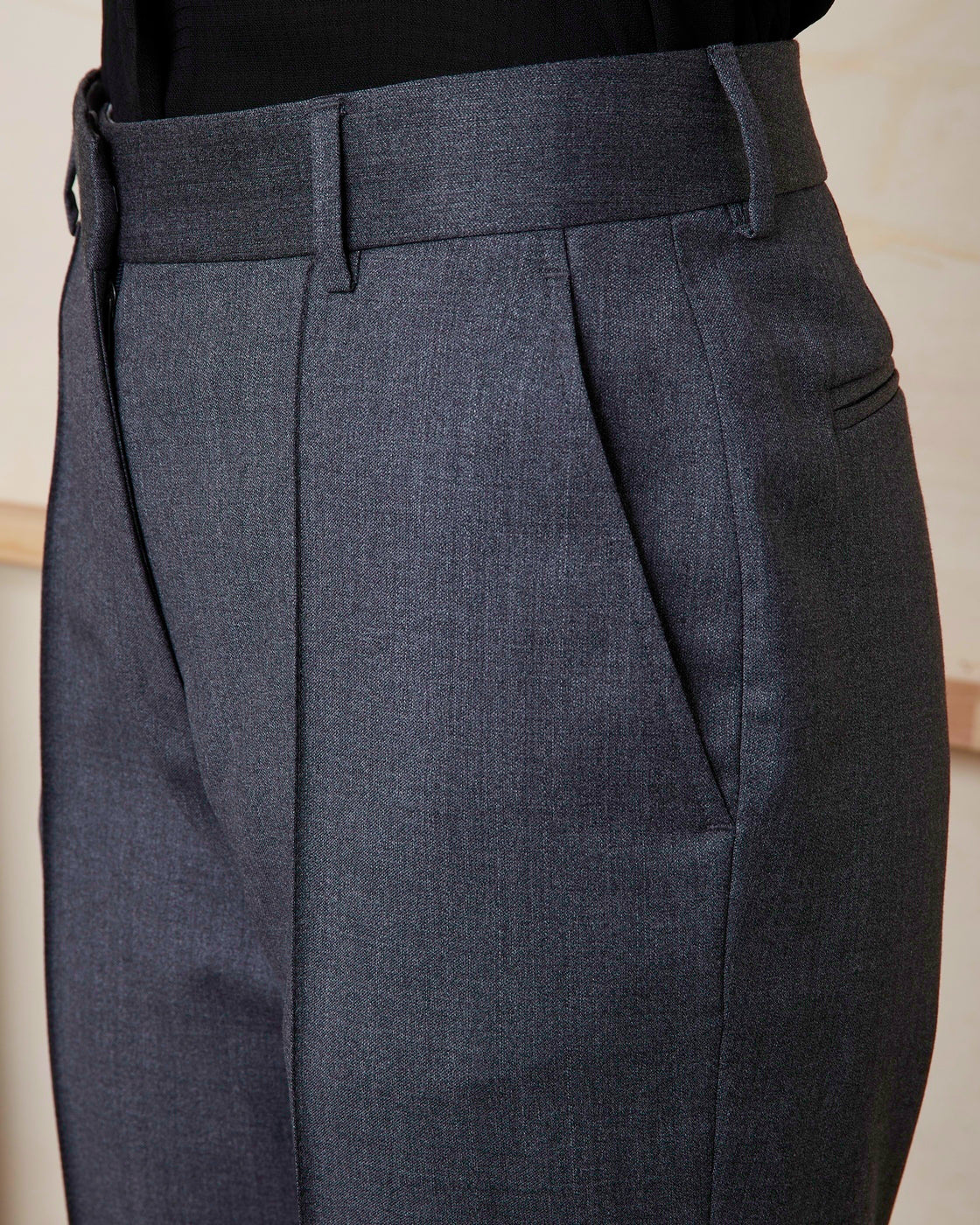 Officine Générale – Pantalon Roxane - Gris Moyen - Femme, détail d'un pantalon gris foncé avec une poche latérale