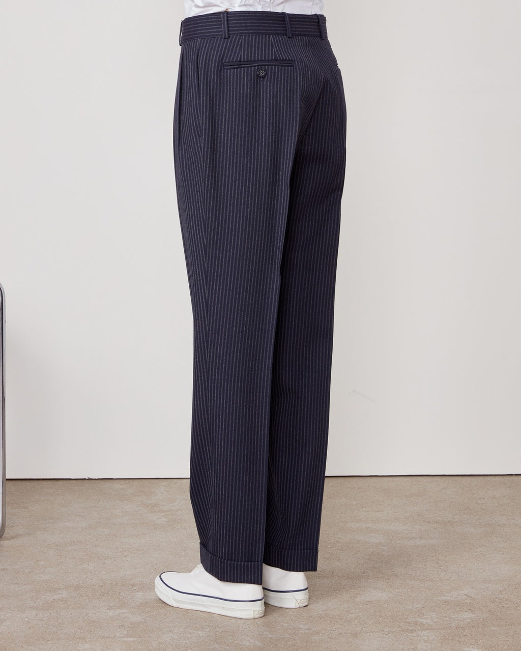 Officine Générale – Pantalon Pierre - Bleu Marine/Blanc/Gris - Femme, pantalon bleu marine à fines rayures blanches, porté de profil